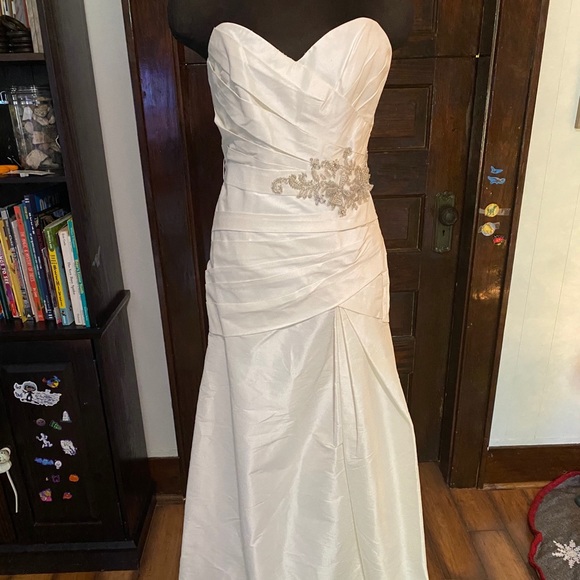 Eden Bridal. Size 6. NWT - Picture 1 of 6